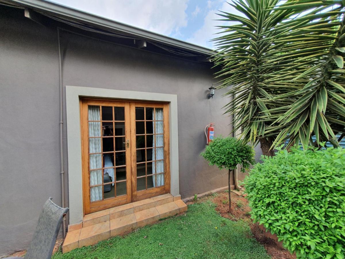 7Th Street Guesthouse Johannesburg Bagian luar foto
